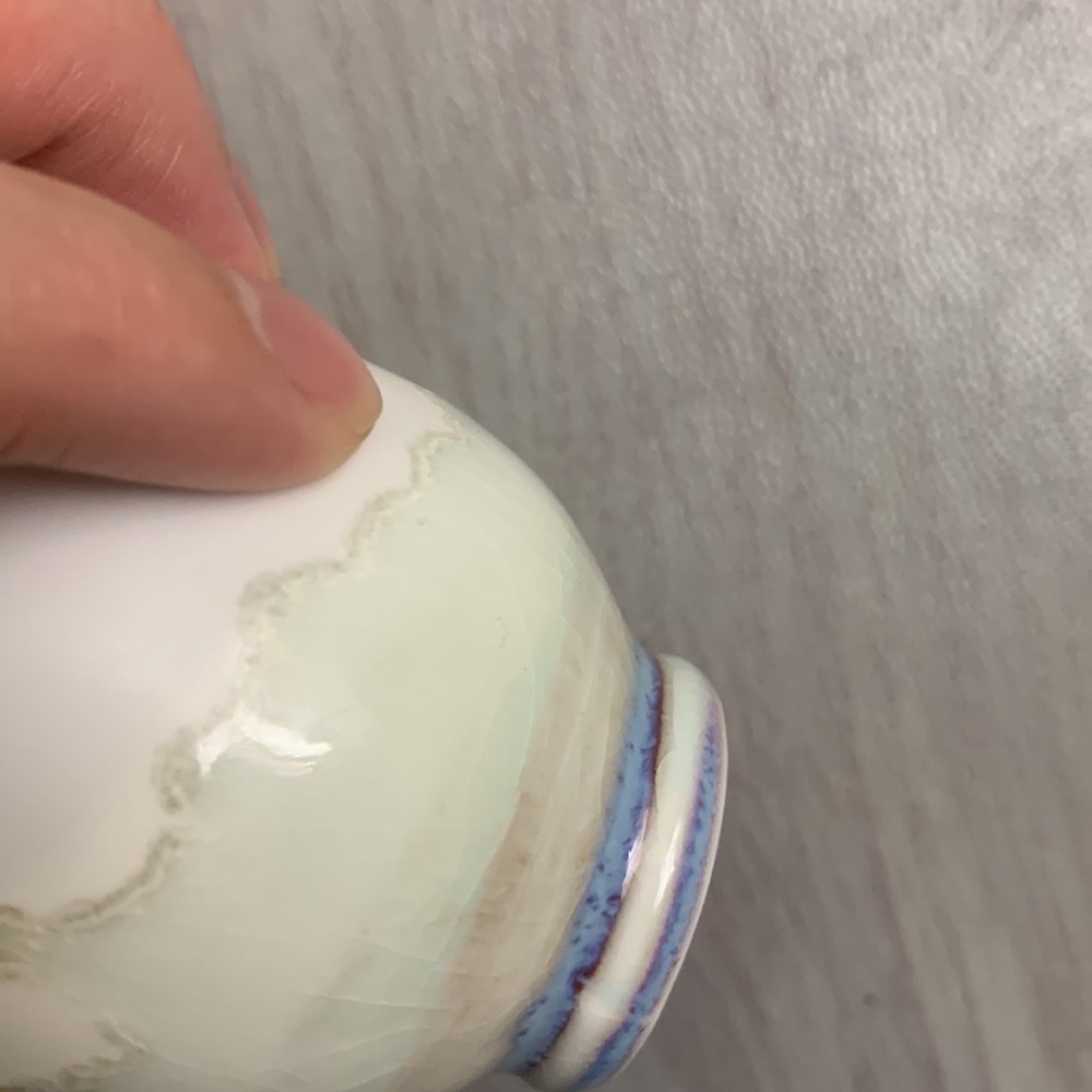 The oval cup I found when I was cleaning the kitchen was given by a friend. - Picture 8 of 8